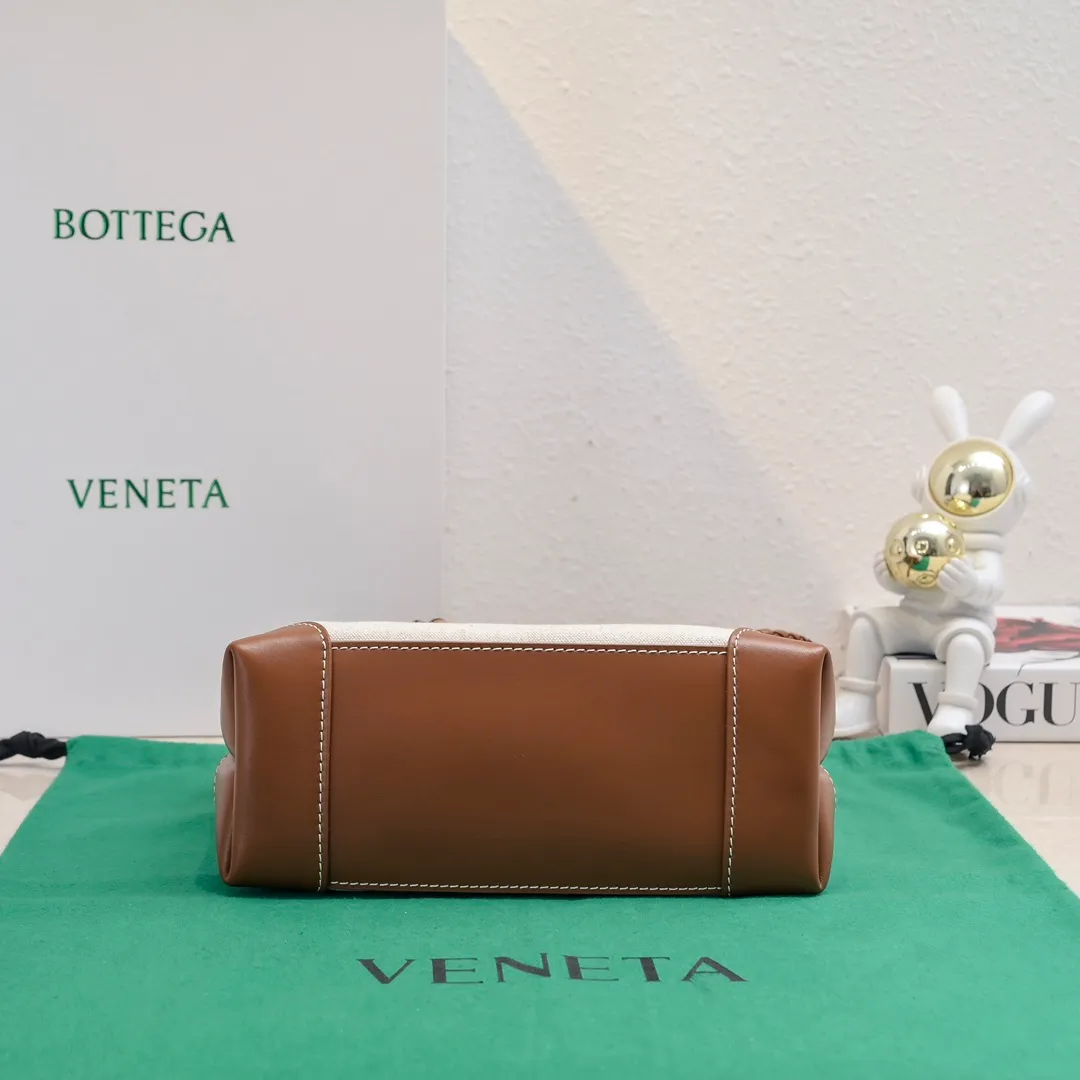 Batch 1480 The figure-shaped buckle (bow tie) has become a popular item of Bottega Veneta with its unique elegance. The newly launched leather & canvas are really tailor-made for spring and summer. The linen fabric has its own laziness, chestnut-like leather, and a retro feel. The figure-shaped buckle has been changed to a full leather figure buckle, with a unique charm. Style number: 1594 Size: 25*22*10.5cm